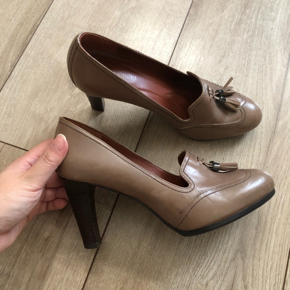 Size 6M Naturalizer Leather Pumps